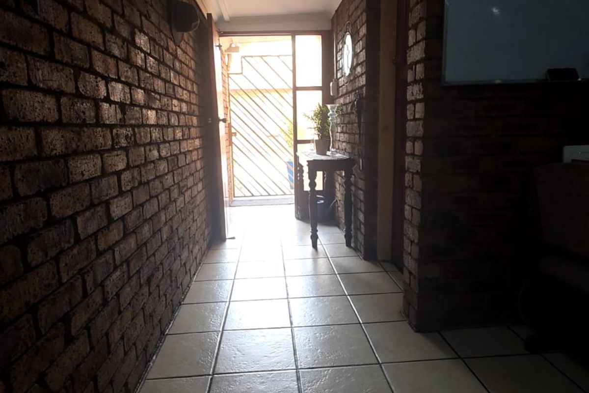 Spacious 2-Bedroom Home with Garage & Pet-Friendly - Photo 5