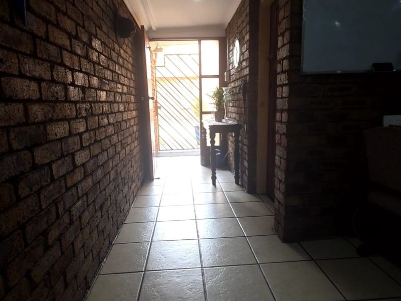 Spacious 2-Bedroom Home with Garage & Pet-Friendly - Photo 5