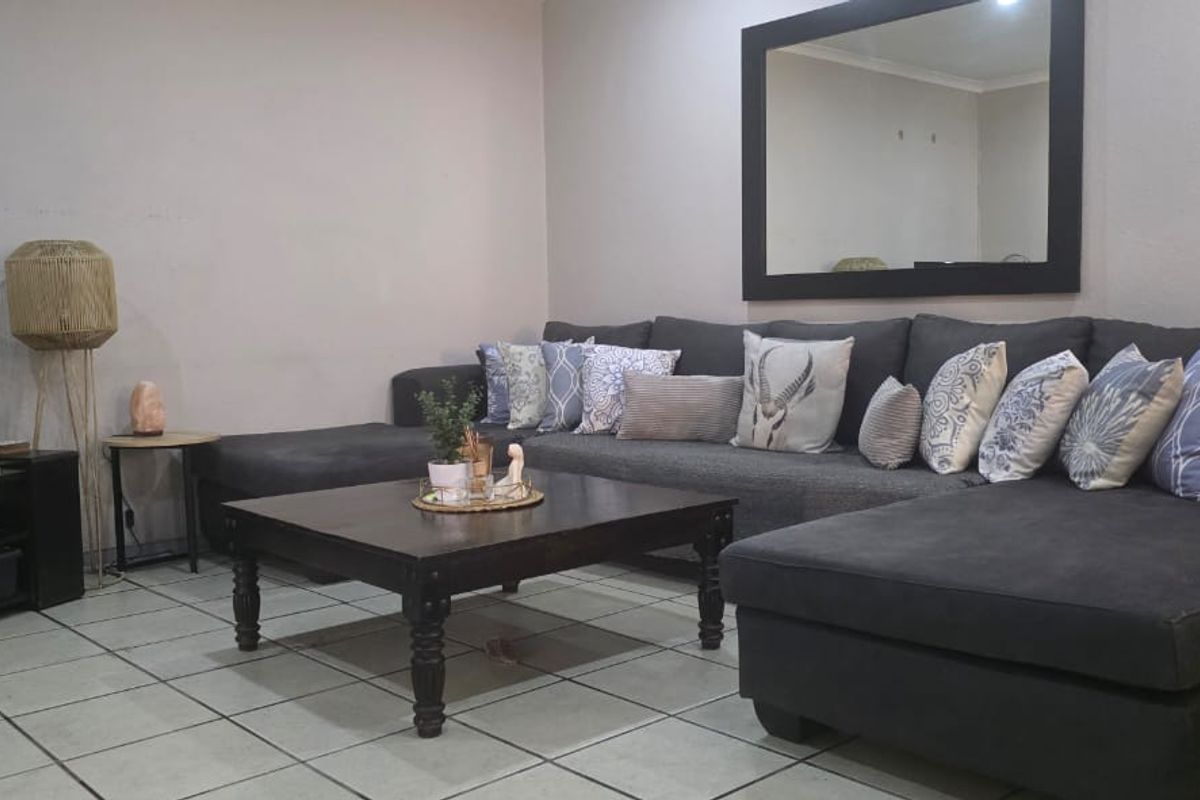 Spacious 2-Bedroom Home with Garage & Pet-Friendly - Photo 2