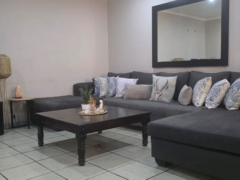 Spacious 2-Bedroom Home with Garage & Pet-Friendly - Photo 2