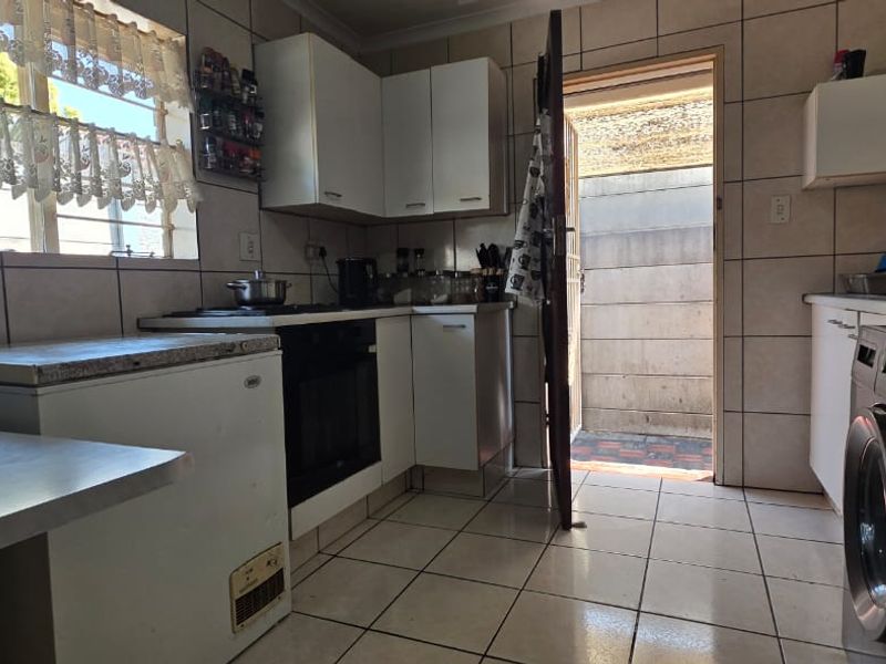 Spacious 2-Bedroom Home with Garage & Pet-Friendly - Photo 10