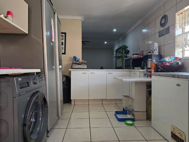 Spacious 2-Bedroom Home with Garage & Pet-Friendly - Photo 9