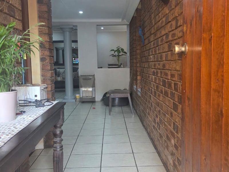 Spacious 2-Bedroom Home with Garage & Pet-Friendly - Photo 8