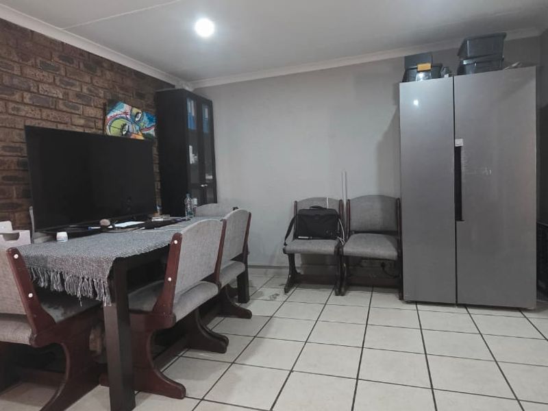 Spacious 2-Bedroom Home with Garage & Pet-Friendly - Photo 7