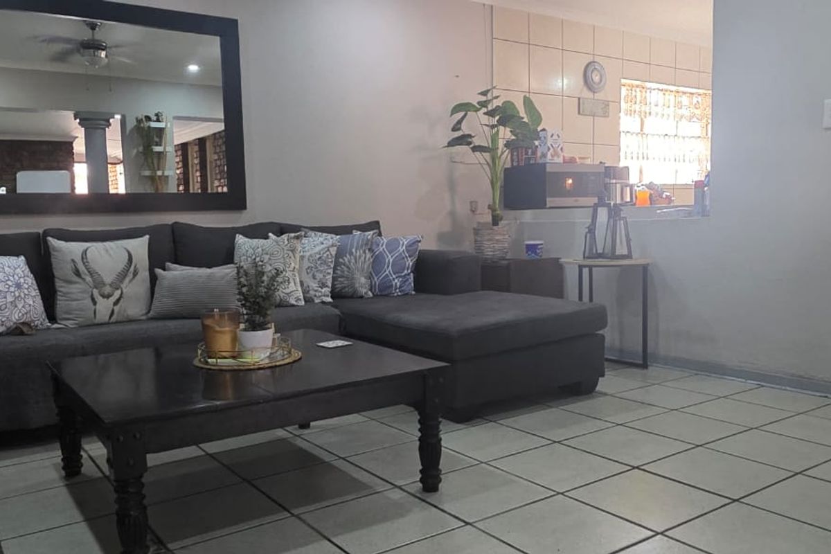 Spacious 2-Bedroom Home with Garage & Pet-Friendly - Photo 3