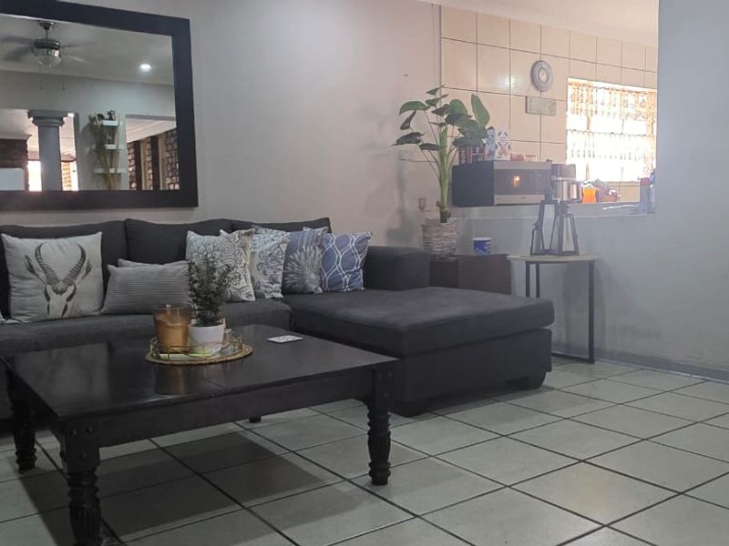 Spacious 2-Bedroom Home with Garage & Pet-Friendly - Photo 3