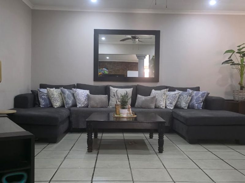Spacious 2-Bedroom Home with Garage & Pet-Friendly - Photo 1