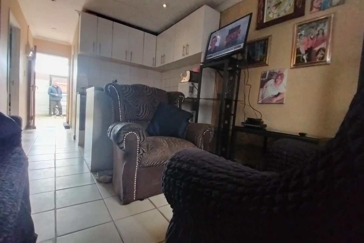 Two bedroom family home for sale in Pelican Park - Photo 5