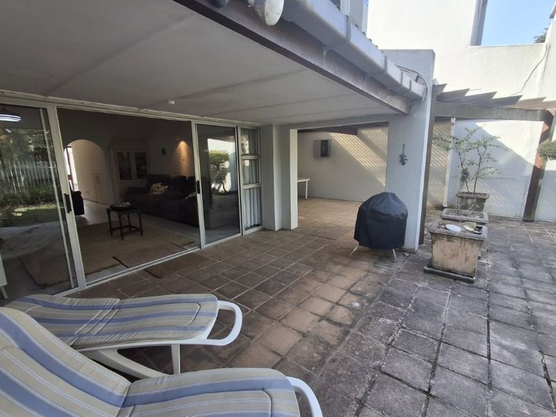 Charming Townhouse With Private Garden and Direct Beach Access...... - Photo 4