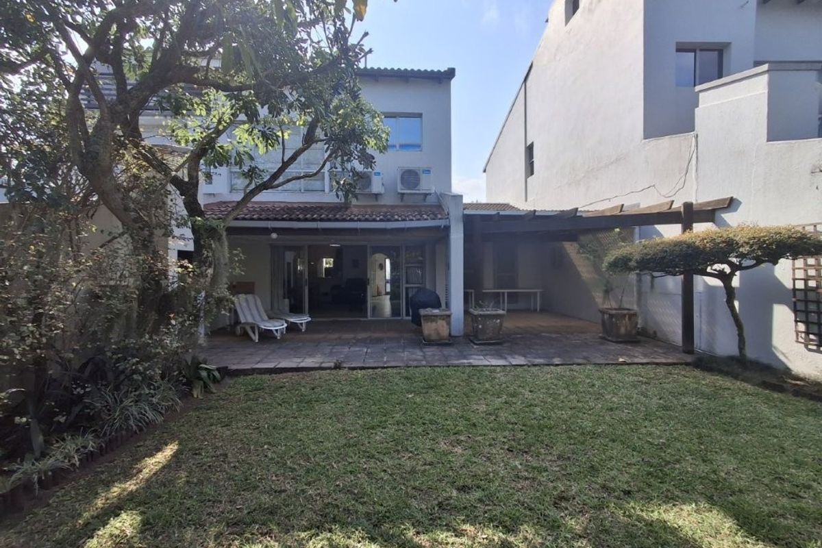 Charming Townhouse With Private Garden and Direct Beach Access...... - Photo 3