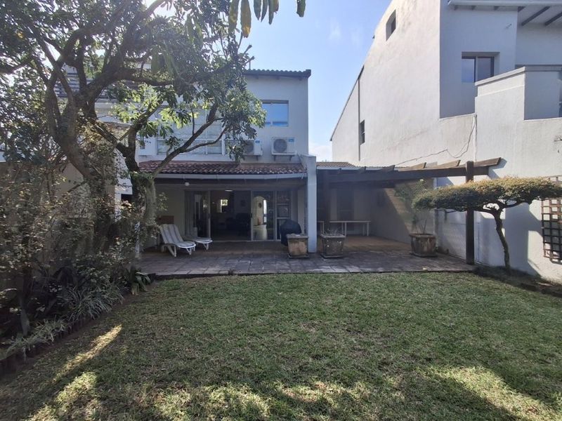 Charming Townhouse With Private Garden and Direct Beach Access...... - Photo 3