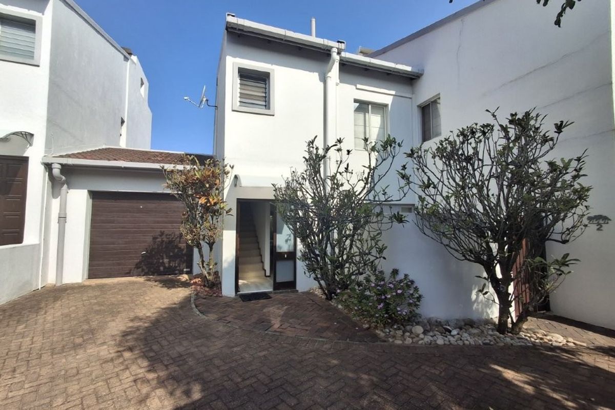 Charming Townhouse With Private Garden and Direct Beach Access...... - Photo 2