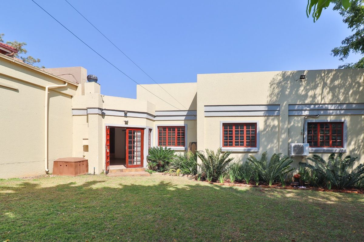 6 SECURE HOUSES - 3 BEDROOM, 2 BATHROOM, DOUBLE GARAGE AND INDOOR ENTERTAINMENT - Photo 2