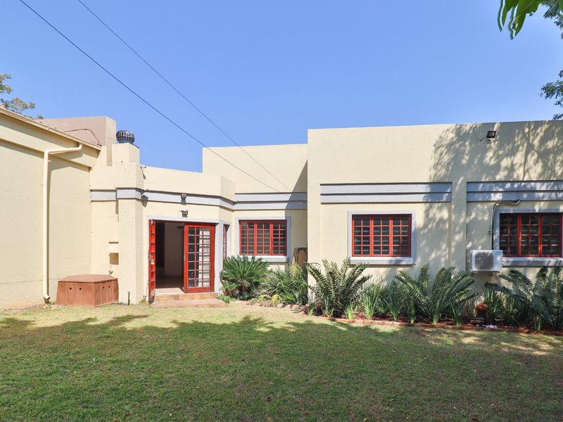 6 SECURE HOUSES - 3 BEDROOM, 2 BATHROOM, DOUBLE GARAGE AND INDOOR ENTERTAINMENT - Photo 2