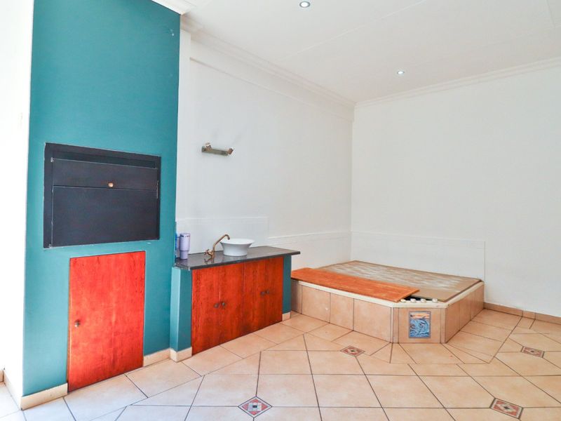 6 SECURE HOUSES - 3 BEDROOM, 2 BATHROOM, DOUBLE GARAGE AND INDOOR ENTERTAINMENT - Photo 8