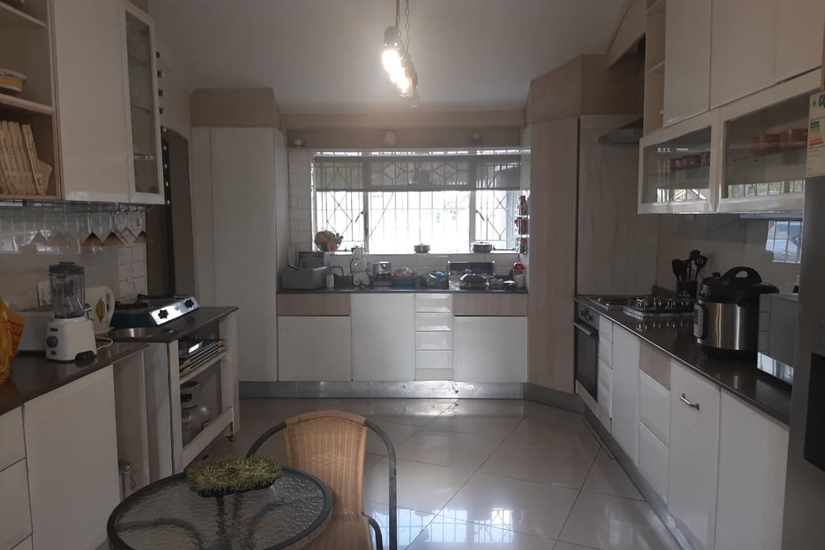 A SPACIOUS 4 BEDROOM FAMILY HOUSE IN A BOOMED OFF SUBURB WITH A 3 BEDS COTTAGE  - Photo 4