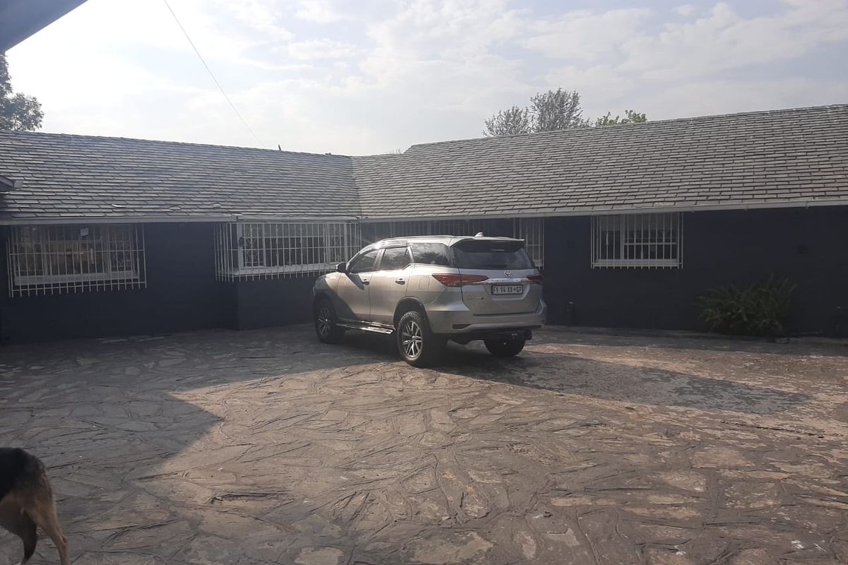 A SPACIOUS 4 BEDROOM FAMILY HOUSE IN A BOOMED OFF SUBURB WITH A 3 BEDS COTTAGE  - Photo 3