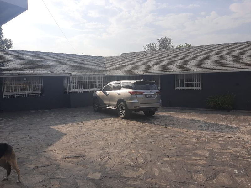 A SPACIOUS 4 BEDROOM FAMILY HOUSE IN A BOOMED OFF SUBURB WITH A 3 BEDS COTTAGE  - Photo 3