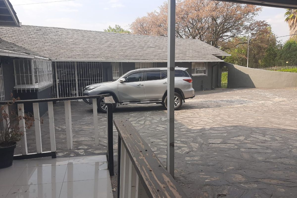 A SPACIOUS 4 BEDROOM FAMILY HOUSE IN A BOOMED OFF SUBURB WITH A 3 BEDS COTTAGE  - Photo 2