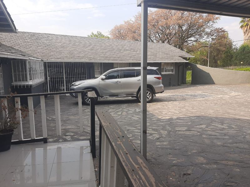 A SPACIOUS 4 BEDROOM FAMILY HOUSE IN A BOOMED OFF SUBURB WITH A 3 BEDS COTTAGE  - Photo 2