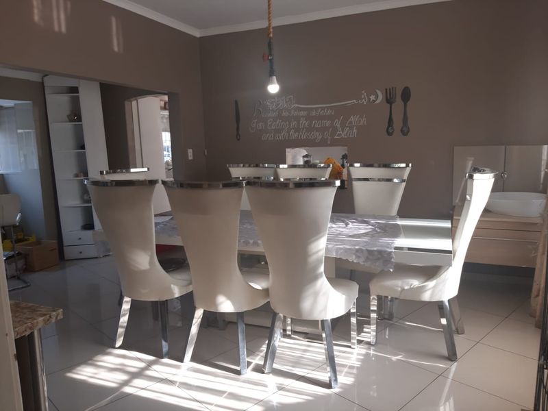 A SPACIOUS 4 BEDROOM FAMILY HOUSE IN A BOOMED OFF SUBURB WITH A 3 BEDS COTTAGE  - Photo 10