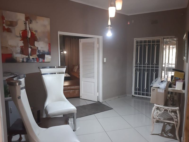 A SPACIOUS 4 BEDROOM FAMILY HOUSE IN A BOOMED OFF SUBURB WITH A 3 BEDS COTTAGE  - Photo 9