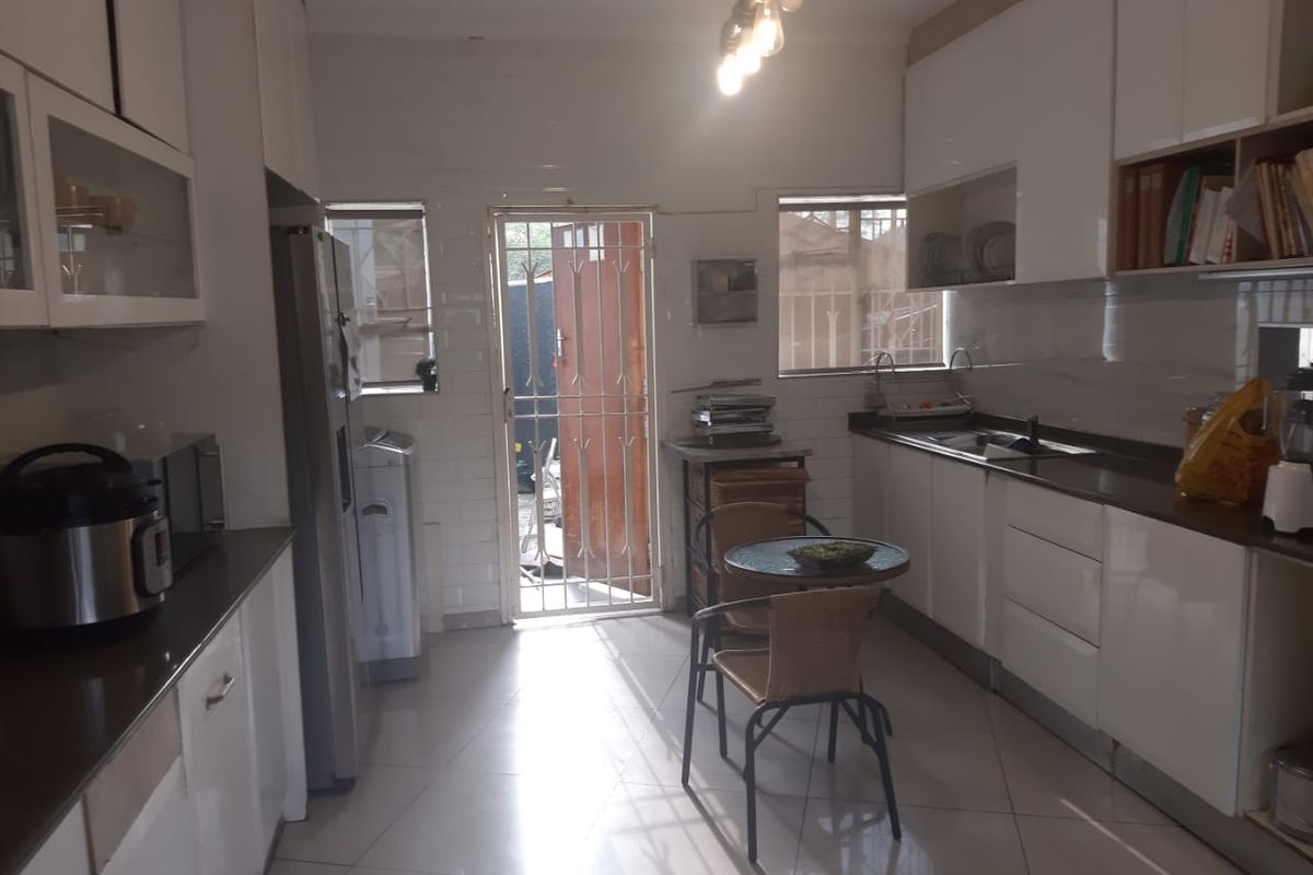 A SPACIOUS 4 BEDROOM FAMILY HOUSE IN A BOOMED OFF SUBURB WITH A 3 BEDS COTTAGE  - Photo 5