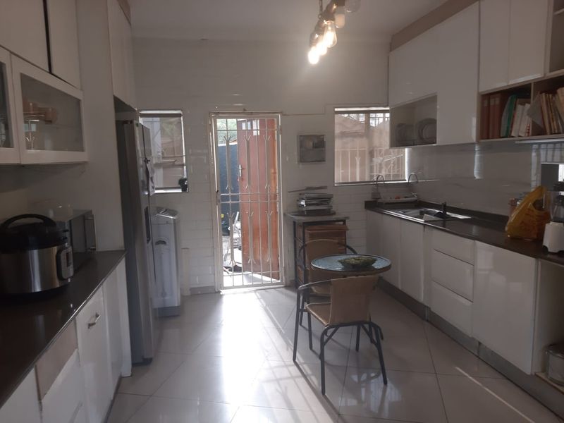 A SPACIOUS 4 BEDROOM FAMILY HOUSE IN A BOOMED OFF SUBURB WITH A 3 BEDS COTTAGE  - Photo 5