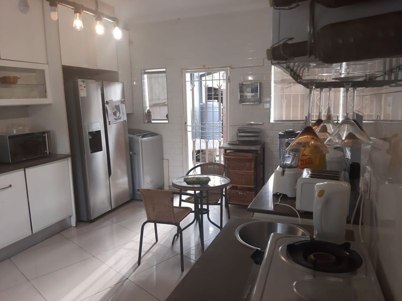 A SPACIOUS 4 BEDROOM FAMILY HOUSE IN A BOOMED OFF SUBURB WITH A 3 BEDS COTTAGE  - Photo 8