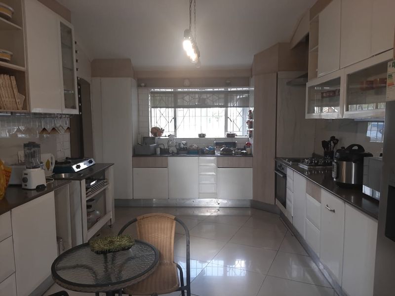 A SPACIOUS 4 BEDROOM FAMILY HOUSE IN A BOOMED OFF SUBURB WITH A 3 BEDS COTTAGE  - Photo 7