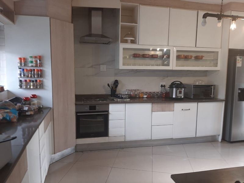 A SPACIOUS 4 BEDROOM FAMILY HOUSE IN A BOOMED OFF SUBURB WITH A 3 BEDS COTTAGE  - Photo 6