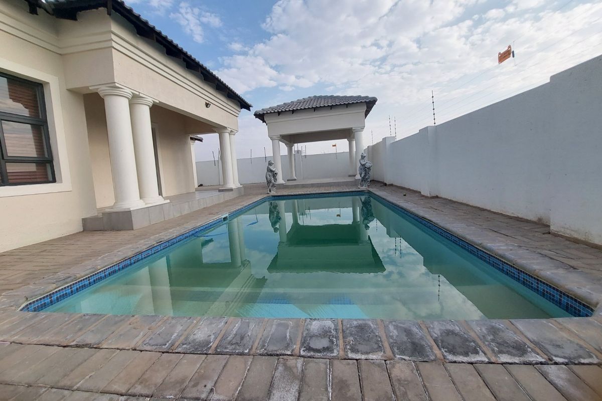 Modern Elegance in Brits  A Must-See Property  - Photo 3