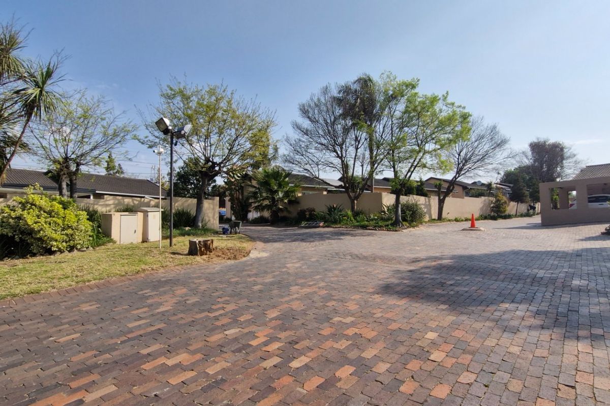 Spacious  North - Facing  3 Bedroom  2 Bathrooms  Private Garden 1 Lock Up Garage Town House  - Photo 2