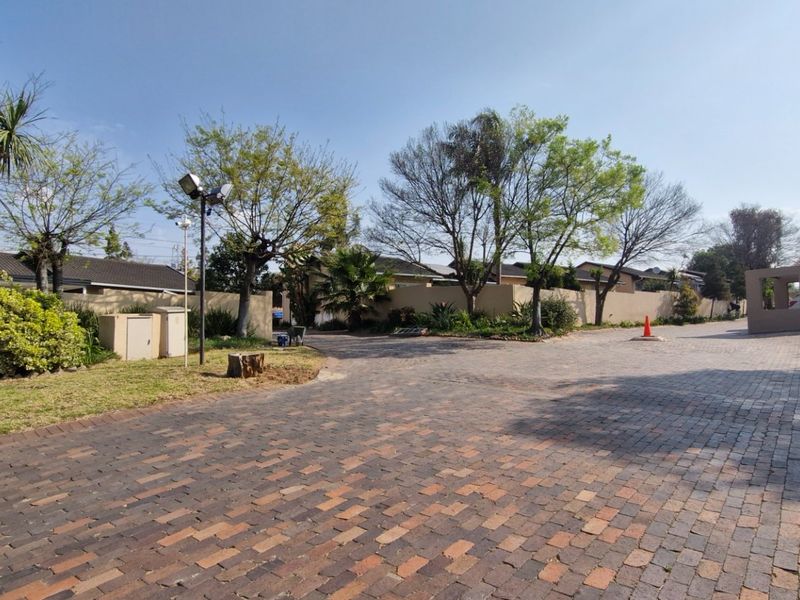 Spacious  North - Facing  3 Bedroom  2 Bathrooms  Private Garden 1 Lock Up Garage Town House  - Photo 2