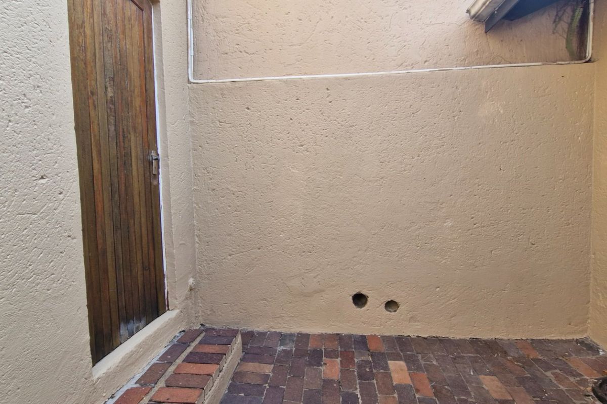 Spacious  North - Facing  3 Bedroom  2 Bathrooms  Private Garden 1 Lock Up Garage Town House  - Photo 3