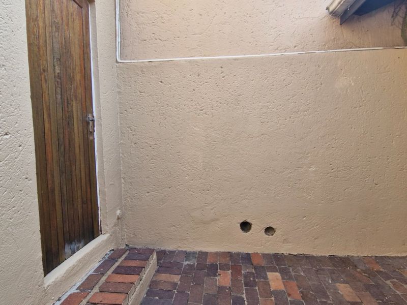 Spacious  North - Facing  3 Bedroom  2 Bathrooms  Private Garden 1 Lock Up Garage Town House  - Photo 3