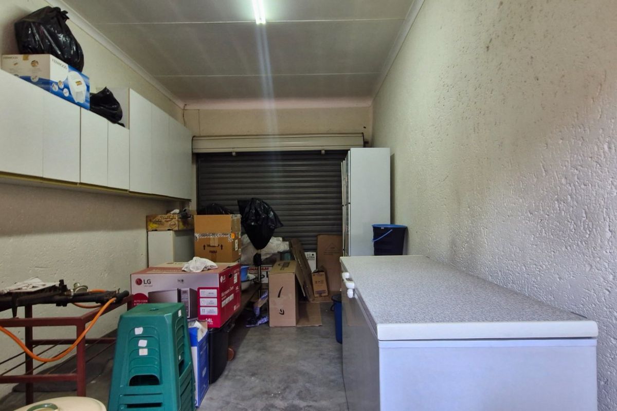 Spacious  North - Facing  3 Bedroom  2 Bathrooms  Private Garden 1 Lock Up Garage Town House  - Photo 4