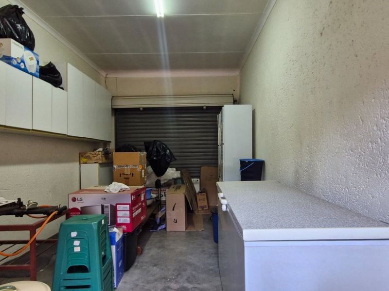 Spacious  North - Facing  3 Bedroom  2 Bathrooms  Private Garden 1 Lock Up Garage Town House  - Photo 4