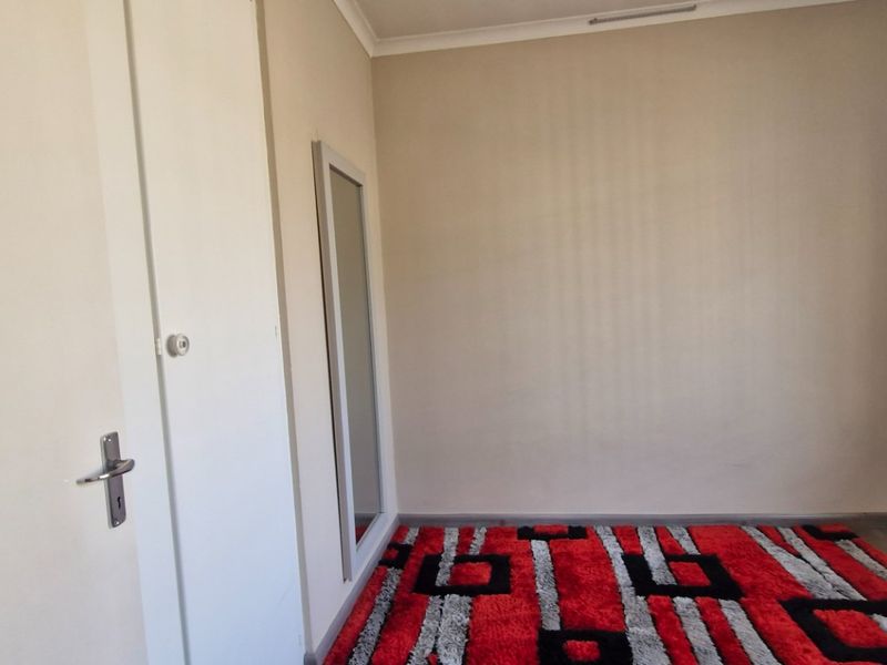 Spacious  North - Facing  3 Bedroom  2 Bathrooms  Private Garden 1 Lock Up Garage Town House  - Photo 10