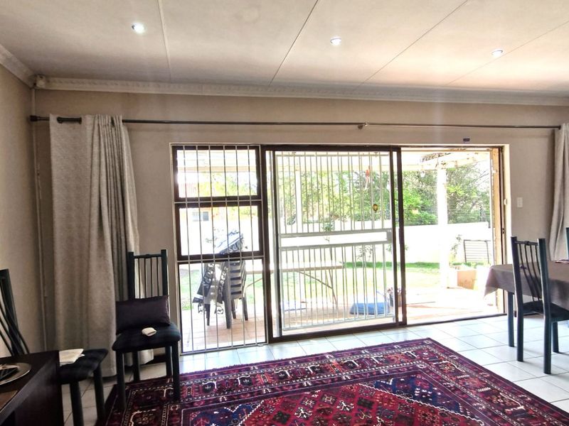 Spacious  North - Facing  3 Bedroom  2 Bathrooms  Private Garden 1 Lock Up Garage Town House  - Photo 9