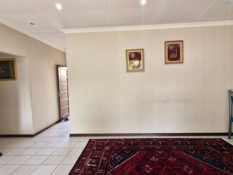 Spacious  North - Facing  3 Bedroom  2 Bathrooms  Private Garden 1 Lock Up Garage Town House  - Photo 8