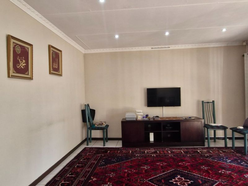 Spacious  North - Facing  3 Bedroom  2 Bathrooms  Private Garden 1 Lock Up Garage Town House  - Photo 7