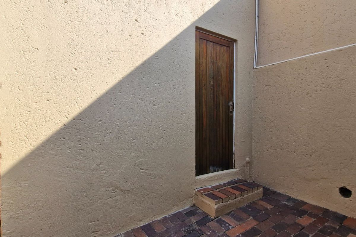 Spacious  North - Facing  3 Bedroom  2 Bathrooms  Private Garden 1 Lock Up Garage Town House  - Photo 5