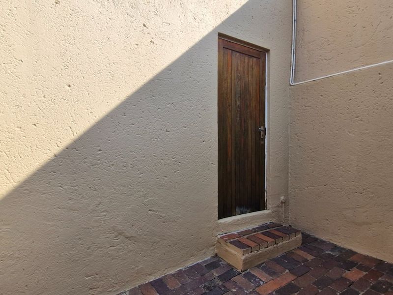 Spacious  North - Facing  3 Bedroom  2 Bathrooms  Private Garden 1 Lock Up Garage Town House  - Photo 5