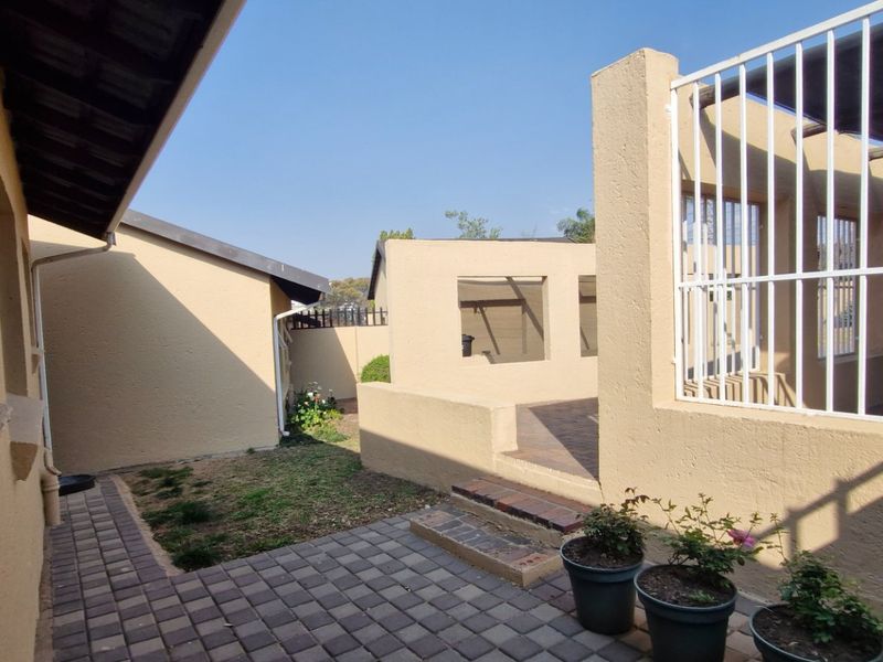 Spacious  North - Facing  3 Bedroom  2 Bathrooms  Private Garden 1 Lock Up Garage Town House  - Photo 6