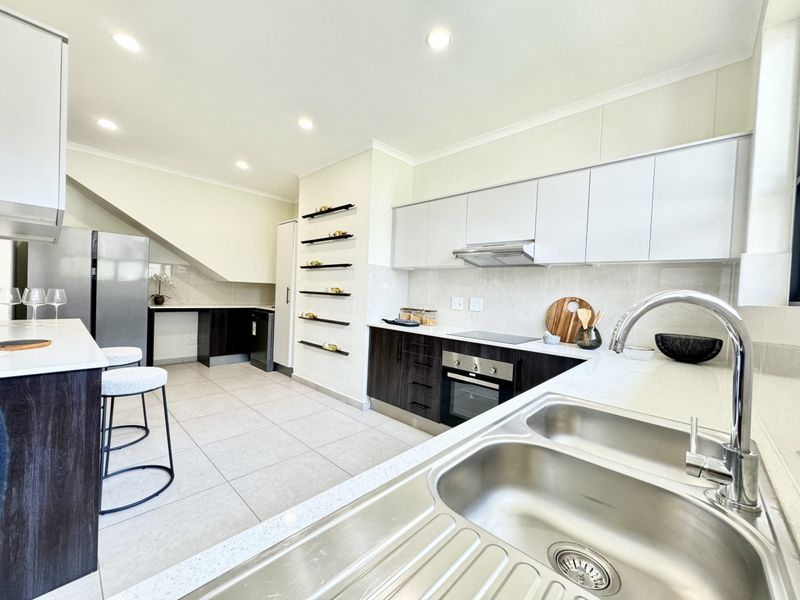 3 Bedroom Duplex Apartment for Sale in Greenstone  - Photo 6