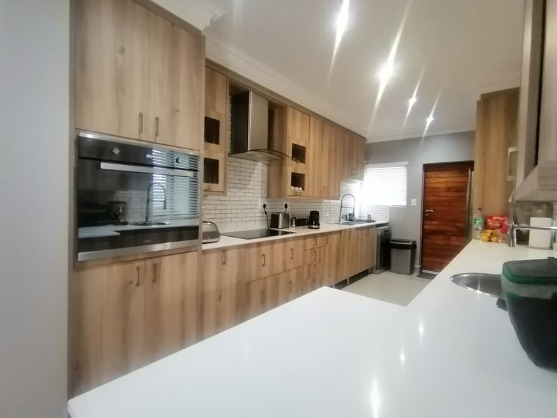 Stylish & Secure – Ready for You to Move In - Photo 9