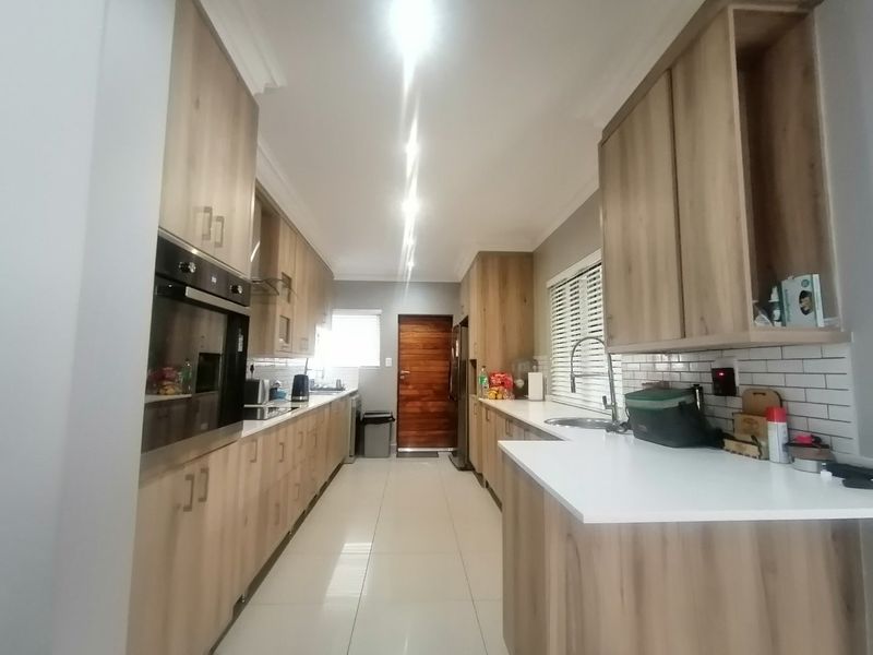 Stylish & Secure – Ready for You to Move In - Photo 10