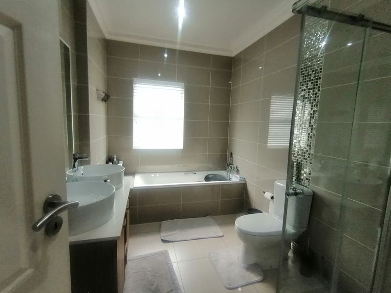 Stylish & Secure – Ready for You to Move In - Photo 8