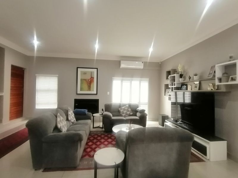 Stylish & Secure – Ready for You to Move In - Photo 2